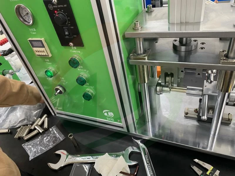 Máquina cilíndrica de ranhura e selagem de células